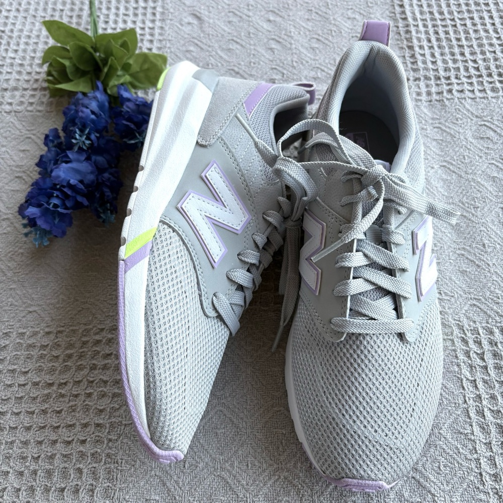 New Balance Gray w Purple Trim Mesh Tie Laces Women’s Lifestyle WS009SG1 New 9M